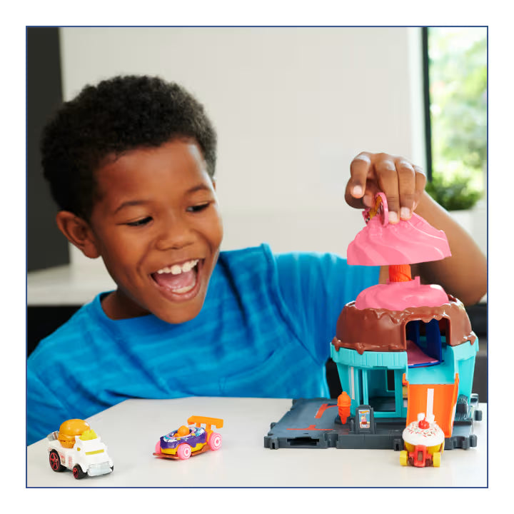 Pista Hot Wheels City Downtown Ice Cream Swirl de la serie “Let's Race” con 1 coche de juguete