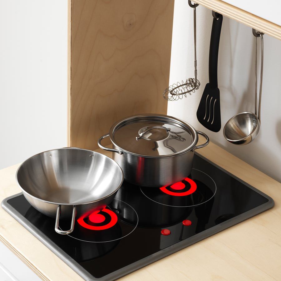 Cocina de madera con luces