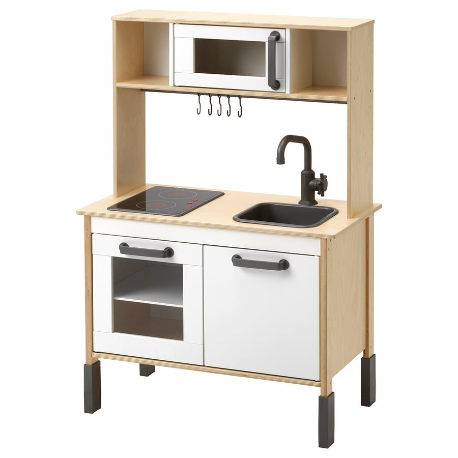 Cocina de madera con luces