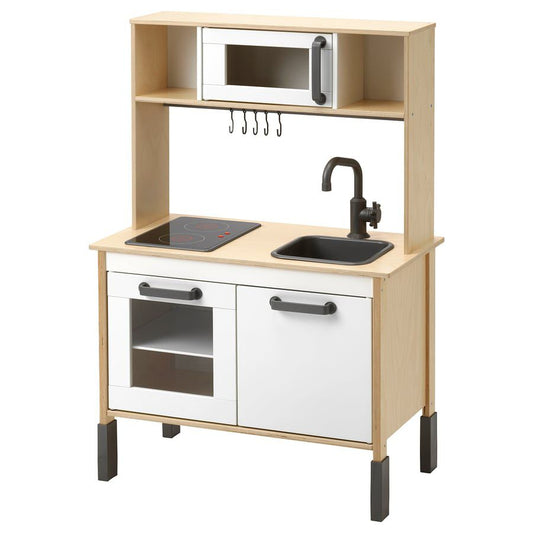 Cocina de madera con luces